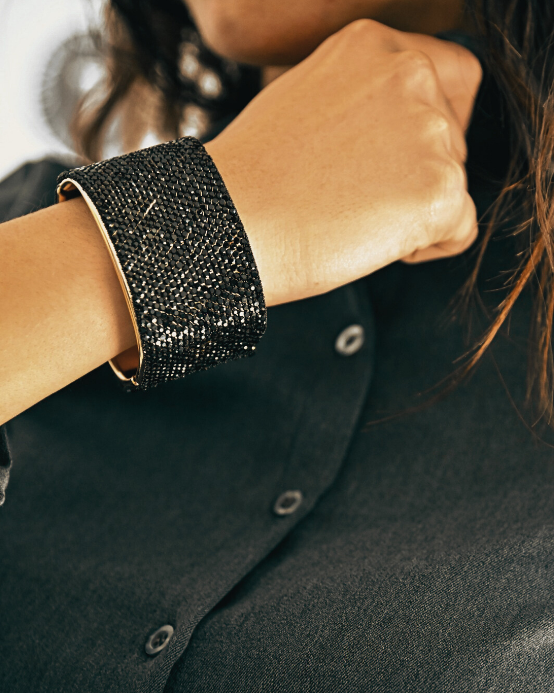 Bracciale nero brillanti in paleTTe. abbigliamento