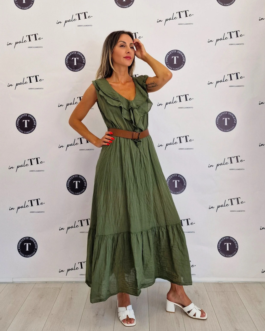 VESTITO CON VOLANT E CINTURA