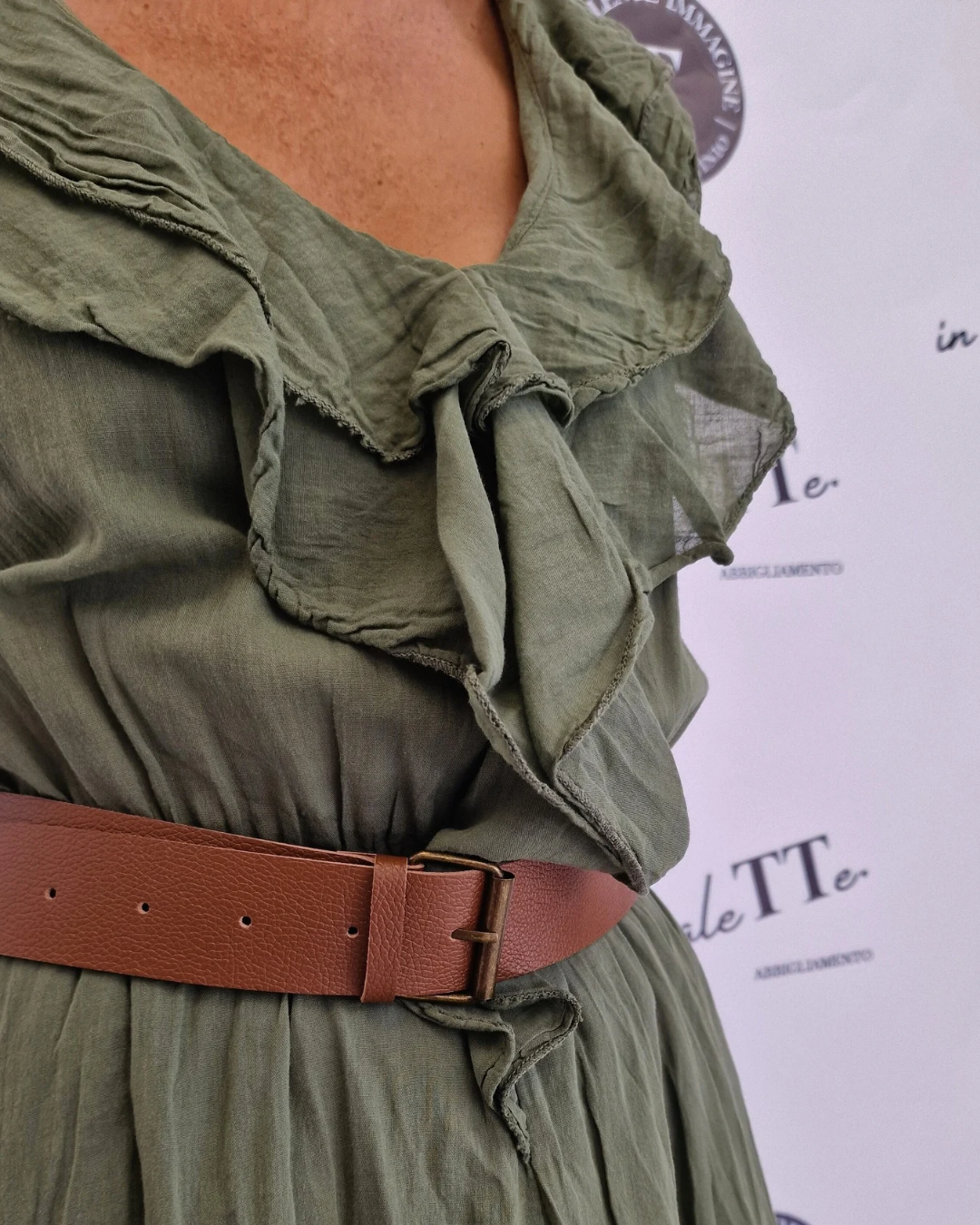 VESTITO CON VOLANT E CINTURA