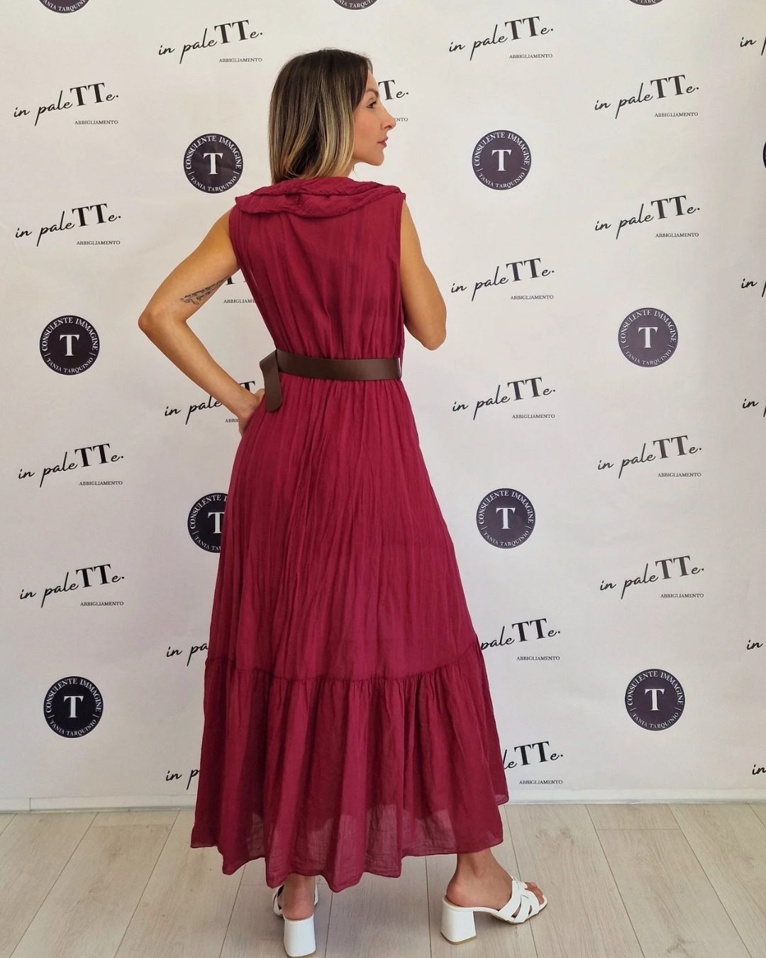 VESTITO CON VOLANT E CINTURA