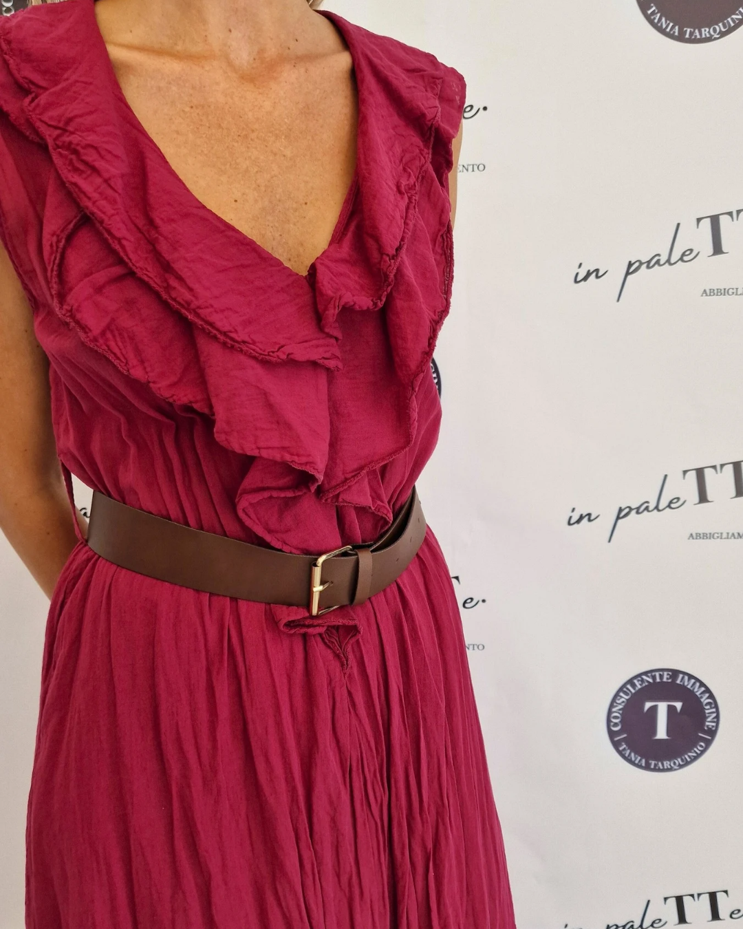 VESTITO CON VOLANT E CINTURA