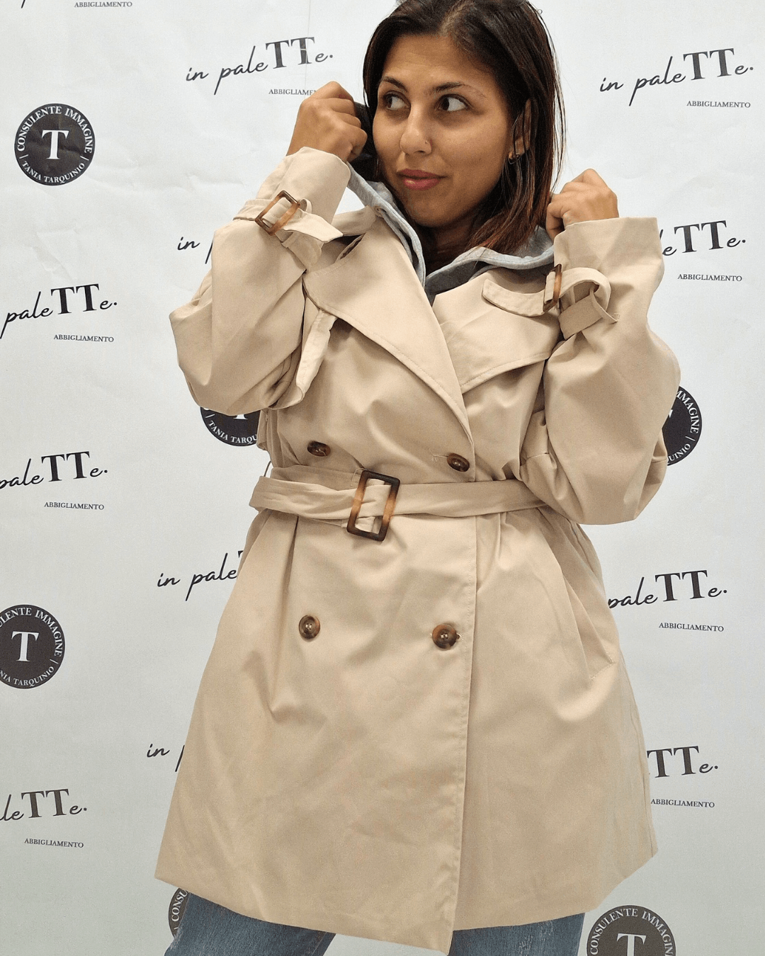 TRENCH CON CAPPUCCIO in paleTTe. abbigliamento