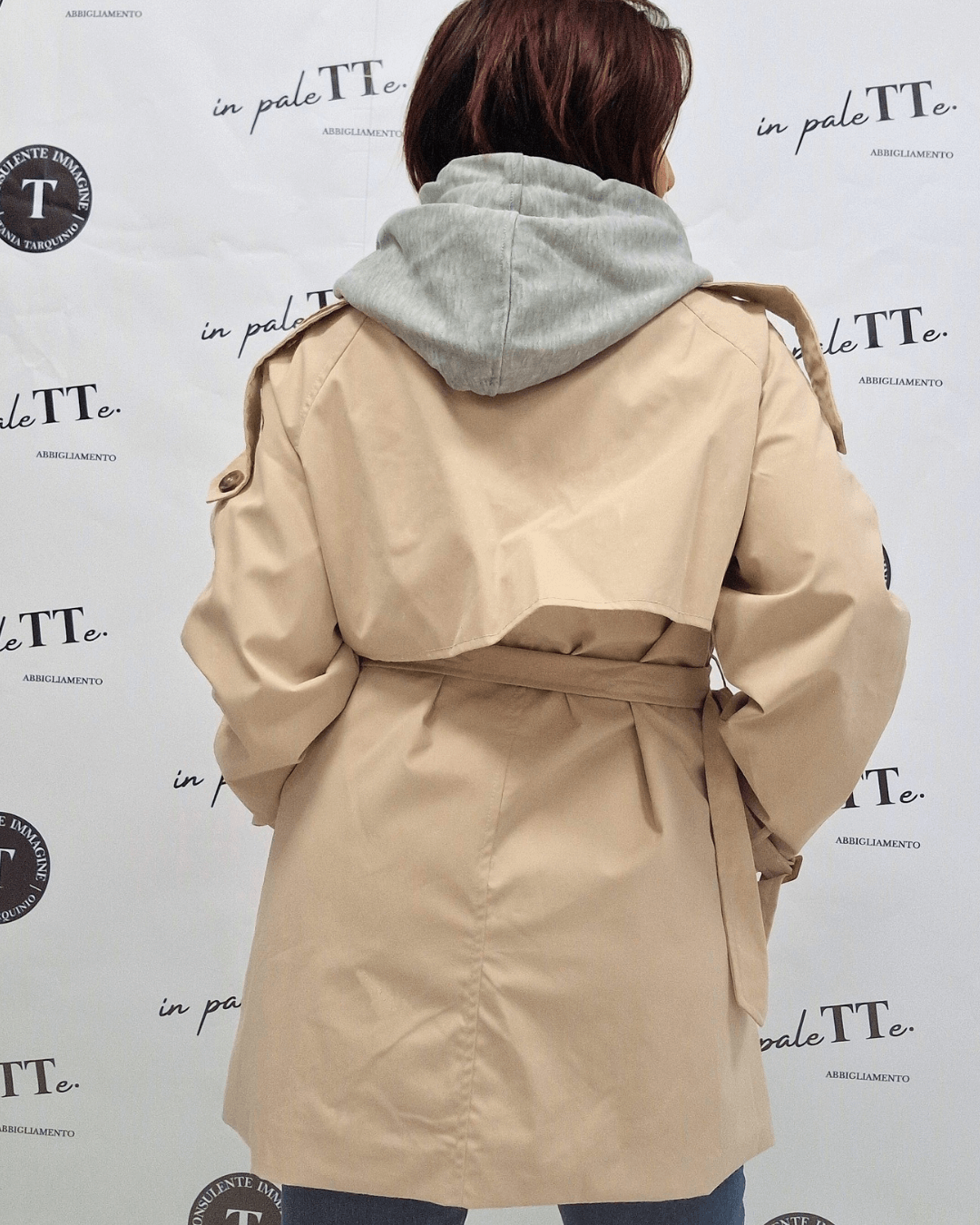 TRENCH CON CAPPUCCIO in paleTTe. abbigliamento