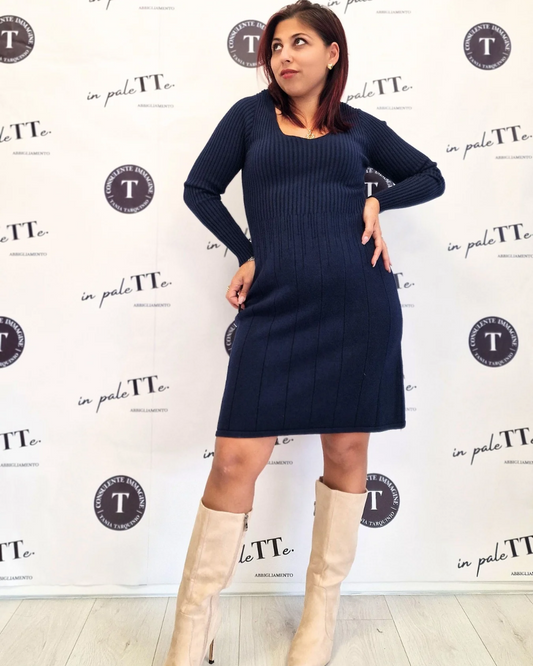 ABITO IN MAGLIA CON COLLO V in paleTTe. abbigliamento