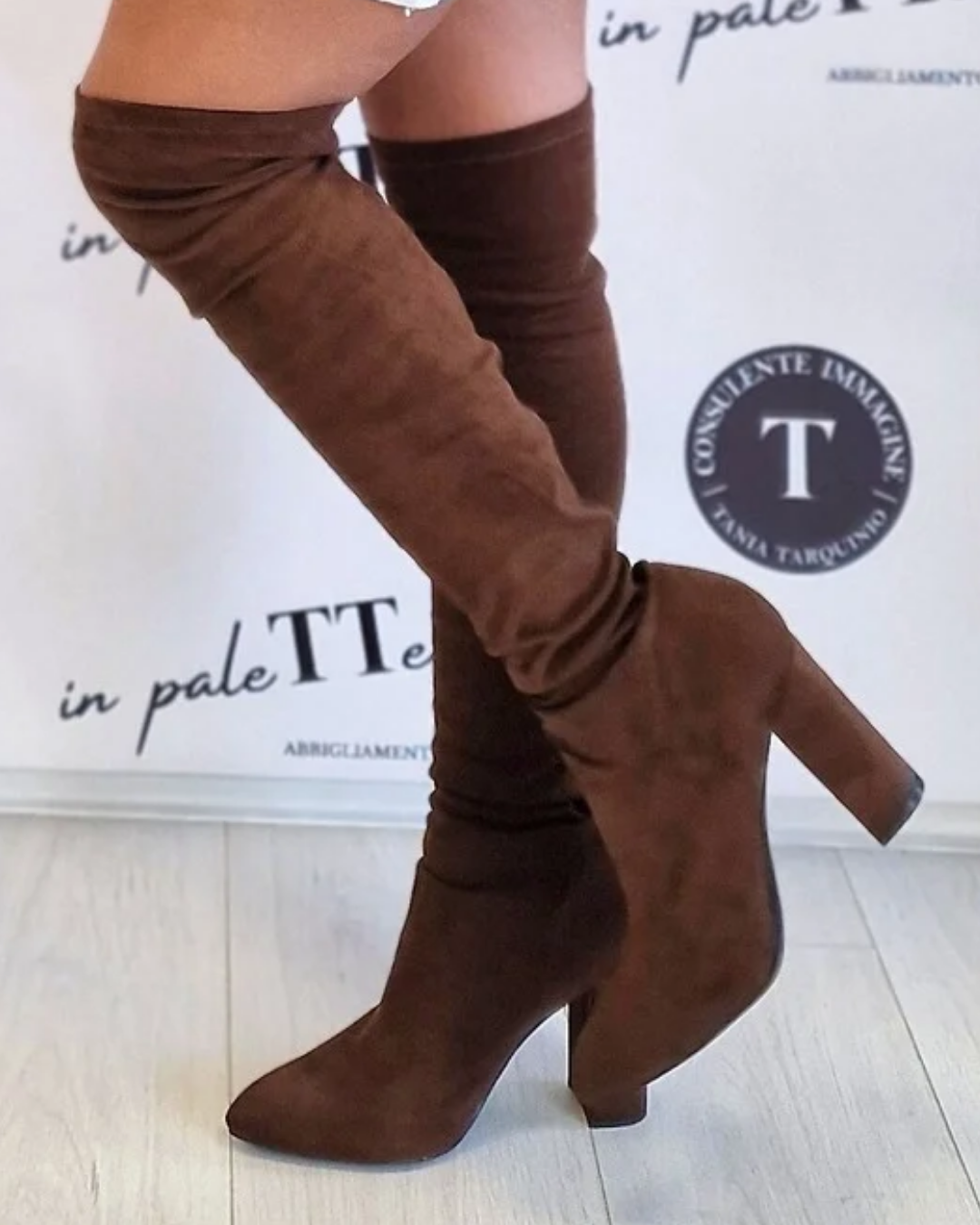 STIVALI SCAMOSCIATI AL GINOCCHIO in paleTTe. abbigliamento