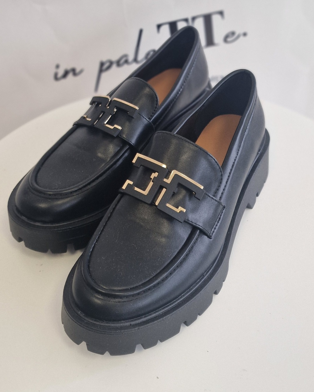 MOCASSINO NERO in paleTTe. abbigliamento