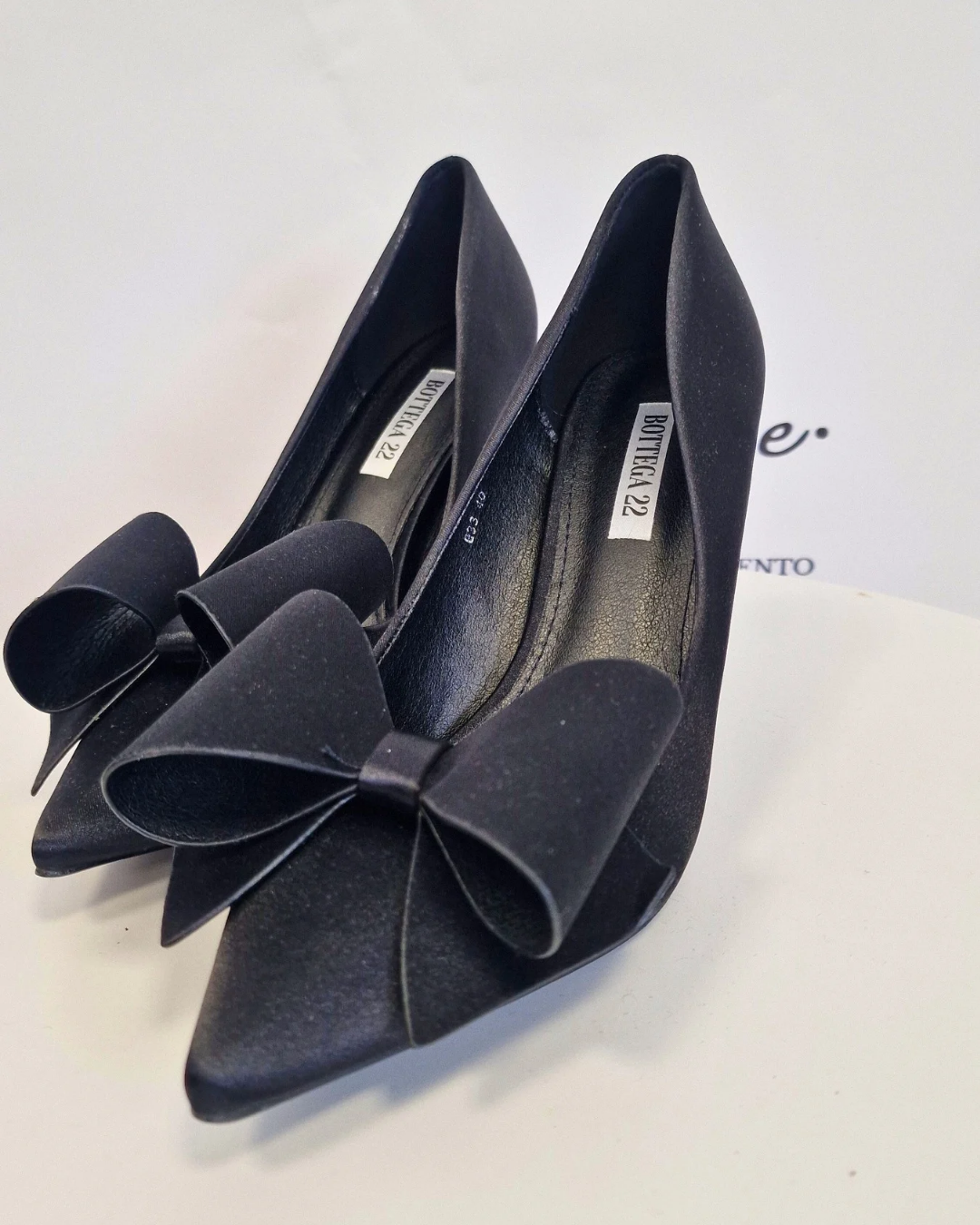 DÉCOLLETÉ IN RASO CON FIOCCO NERO in paleTTe. abbigliamento