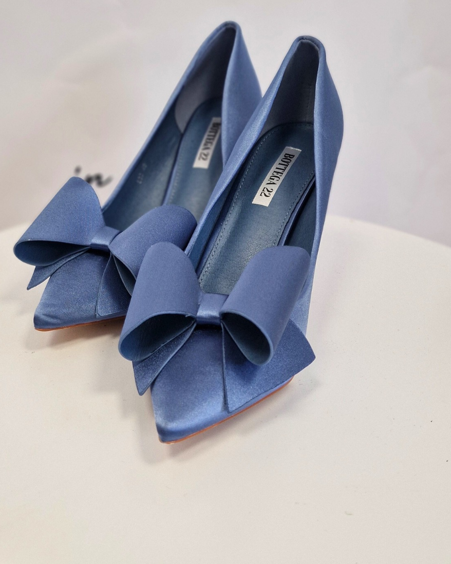 DÉCOLLETÉ IN RASO CON FIOCCO AZZURRO in paleTTe. abbigliamento