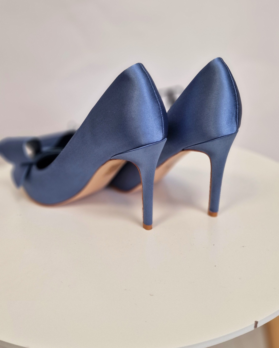 DÉCOLLETÉ IN RASO CON FIOCCO AZZURRO in paleTTe. abbigliamento