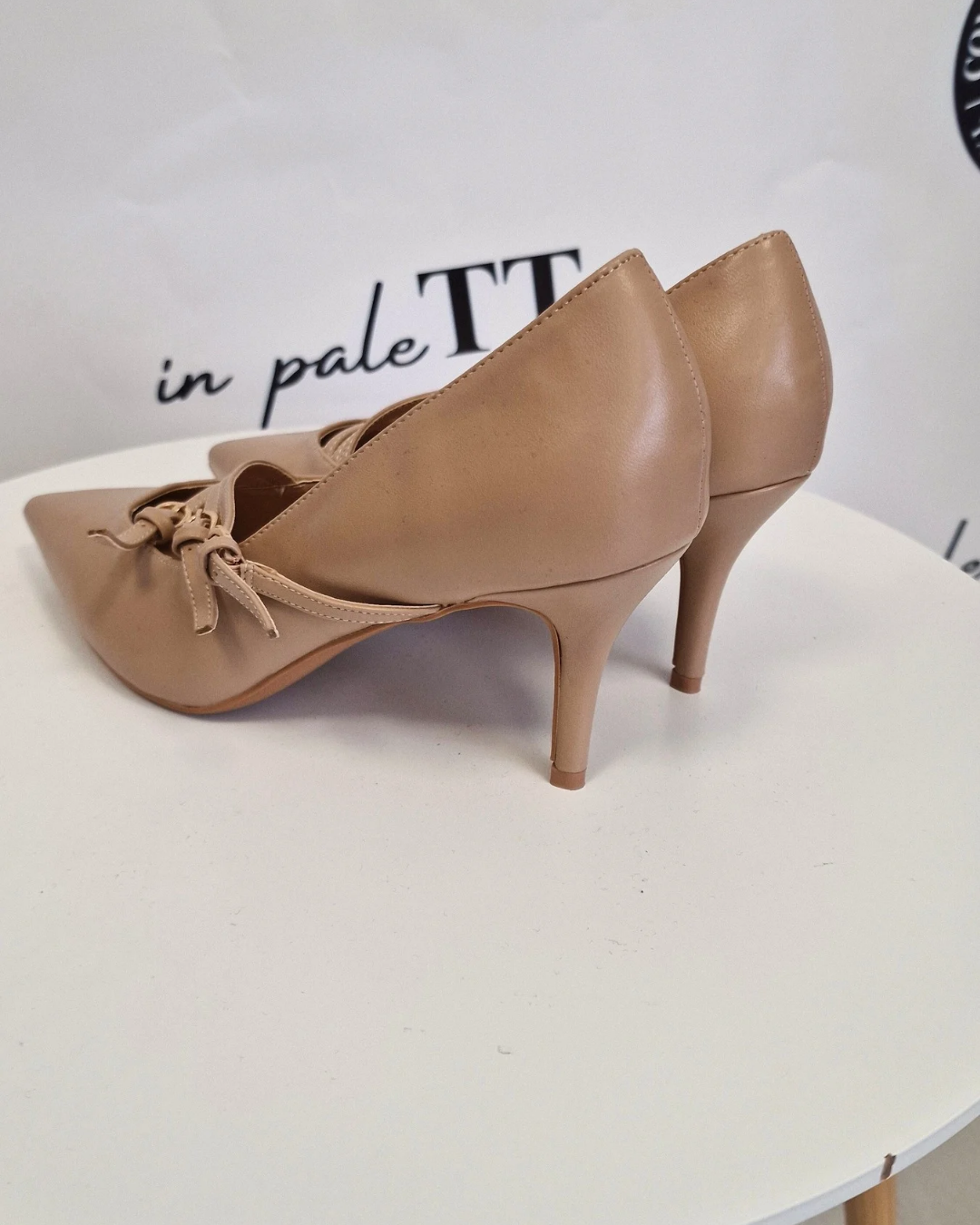 DÉCOLLETÉ FIBBIE in paleTTe. abbigliamento