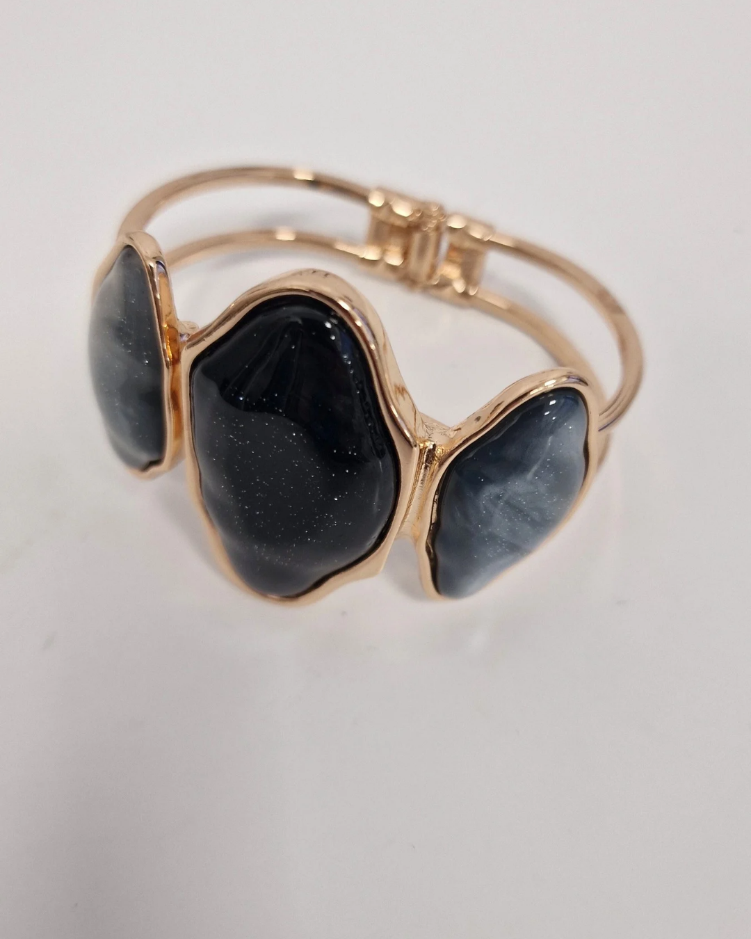 BRACCIALE "MARGOT" NERO in paleTTe. abbigliamento