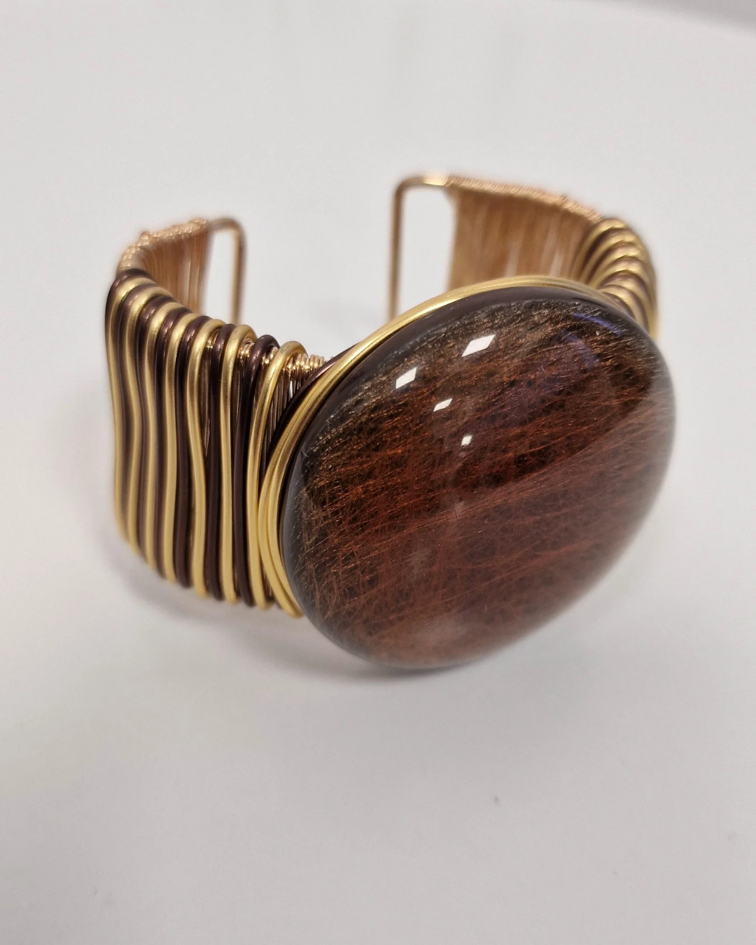 BRACCIALE CON PIETRA MARRONE in paleTTe. abbigliamento