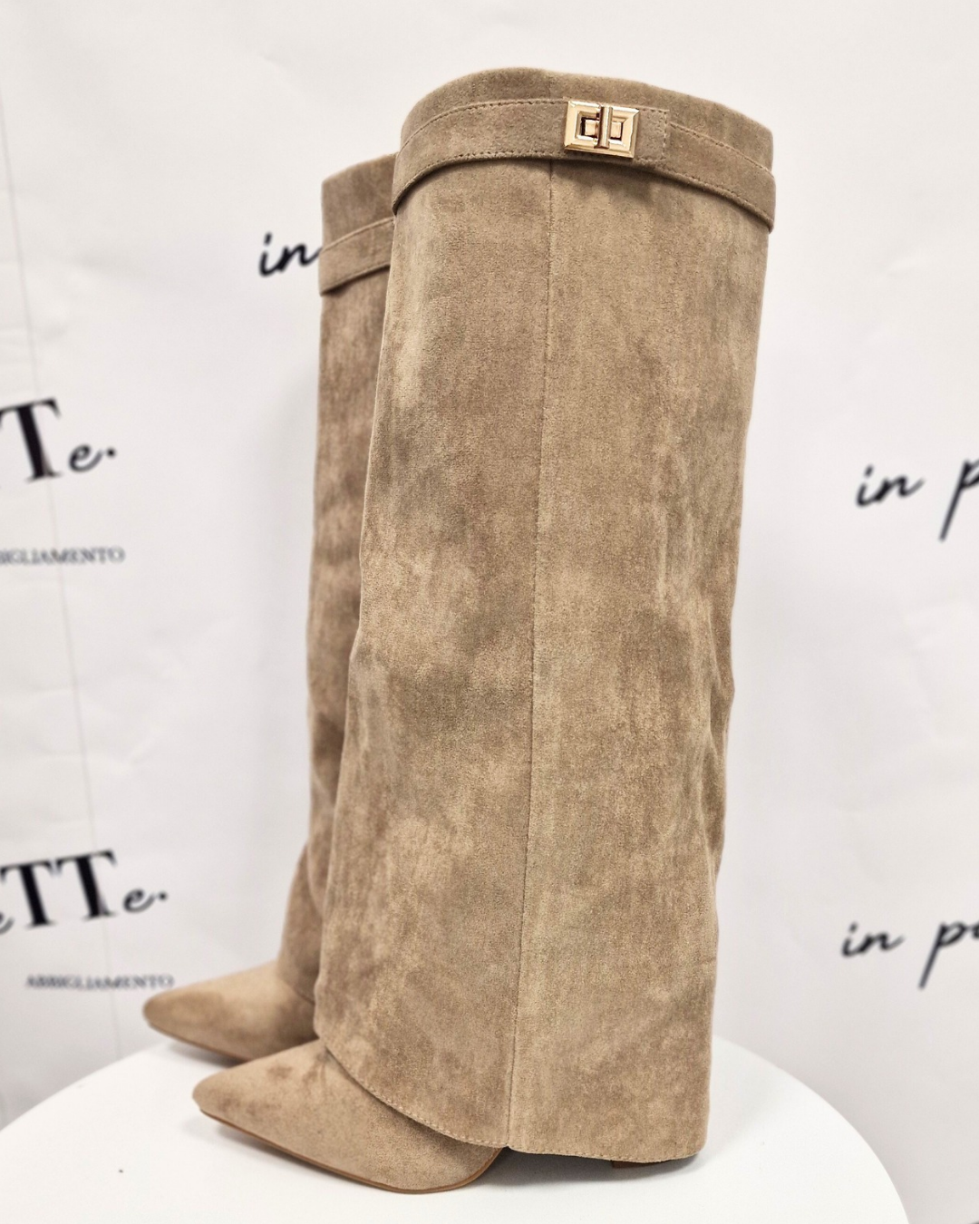 STIVALE IN CAMOSCIO BEIGE CON RISVOLTO in paleTTe. abbigliamento