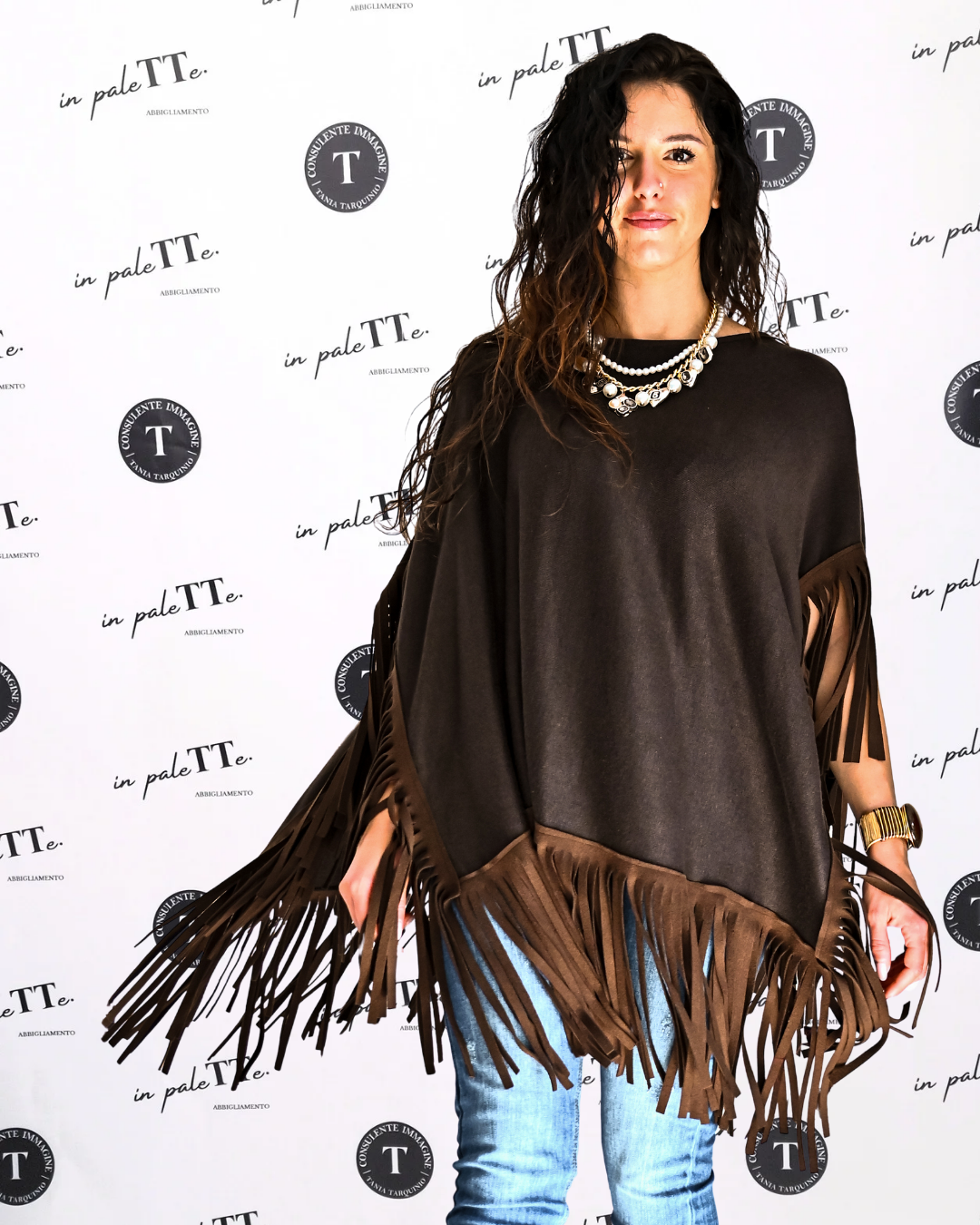 MANTELLA IN MAGLIA CON FRANGE - MARRONE in paleTTe. abbigliamento