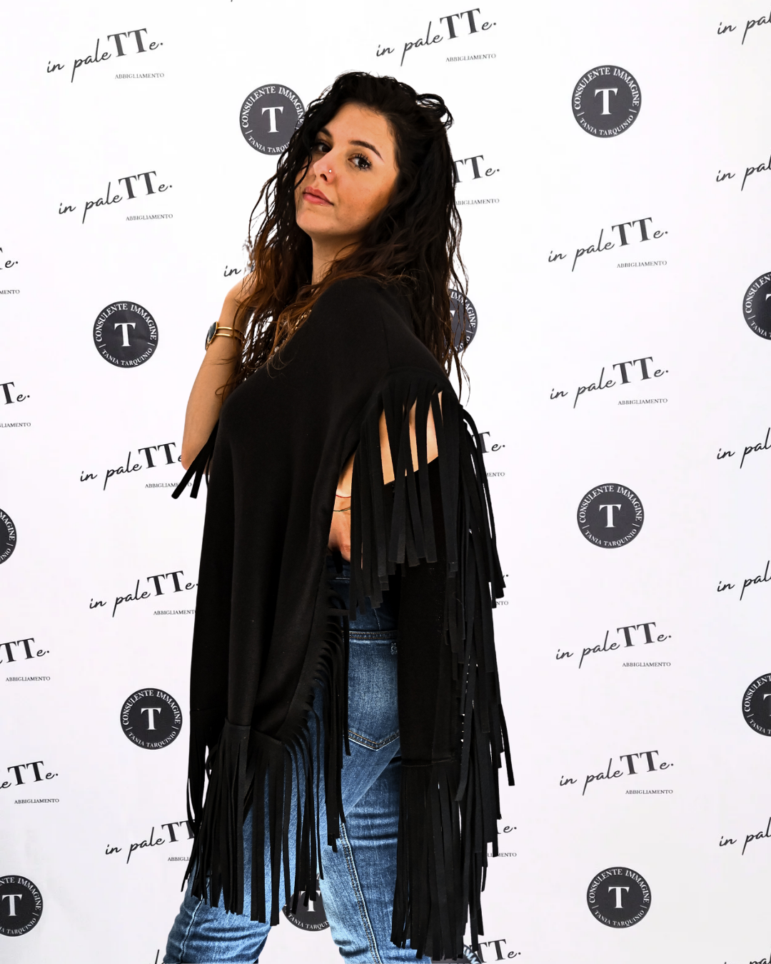 MANTELLA IN MAGLIA CON FRANGE - NERO in paleTTe. abbigliamento