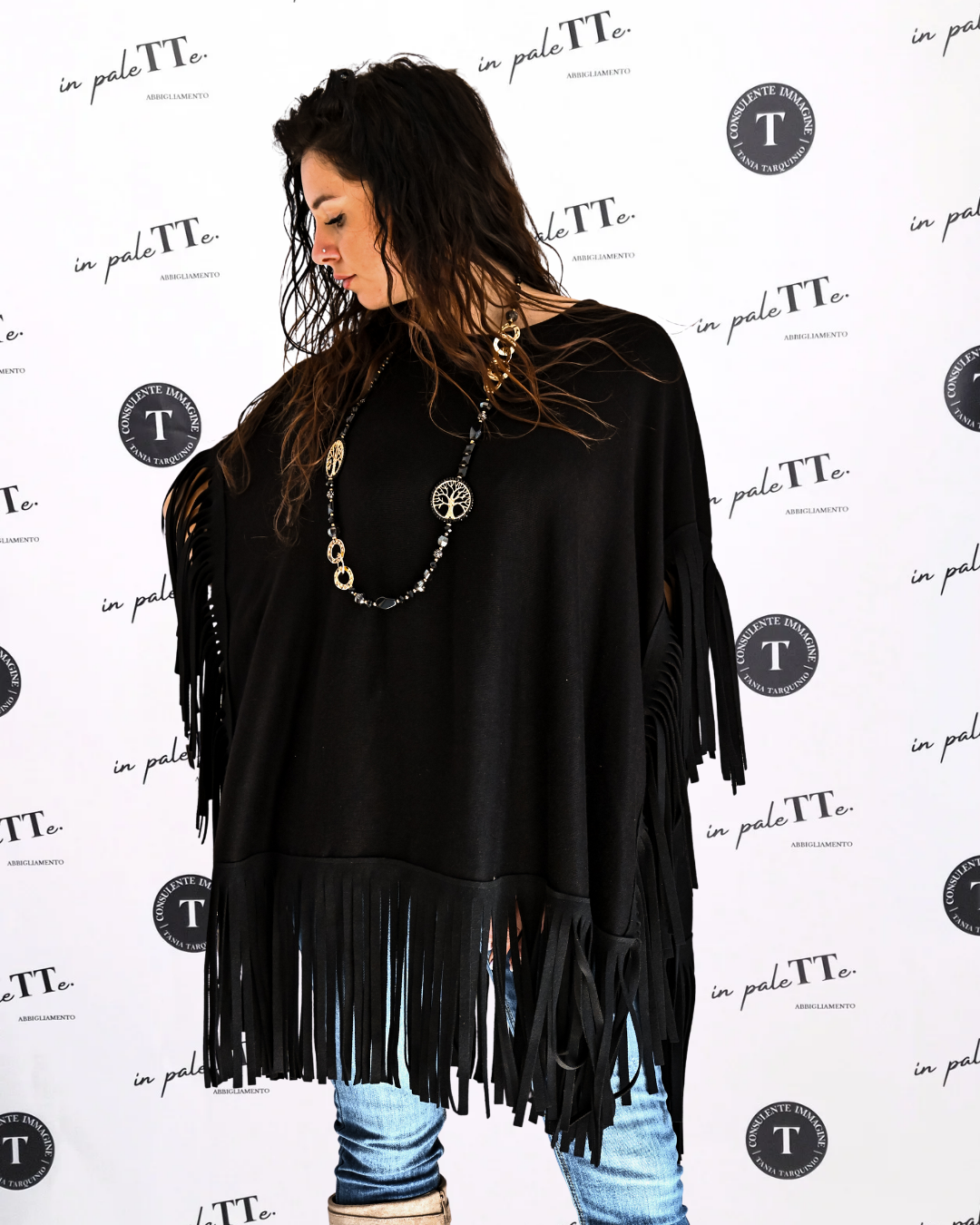 MANTELLA IN MAGLIA CON FRANGE - NERO in paleTTe. abbigliamento