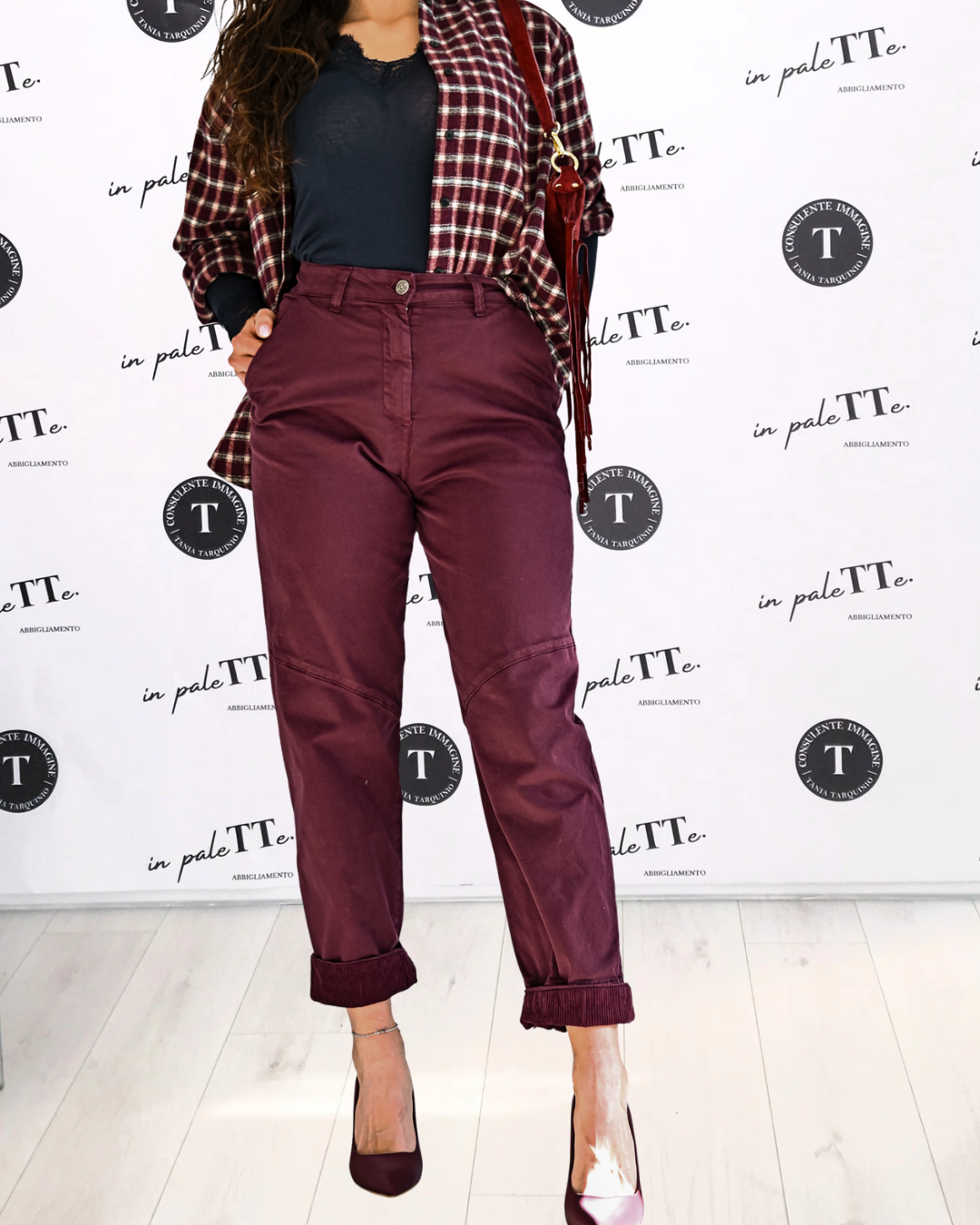 PANTALONE CON RISVOLTO IN VELLUTO in paleTTe. abbigliamento