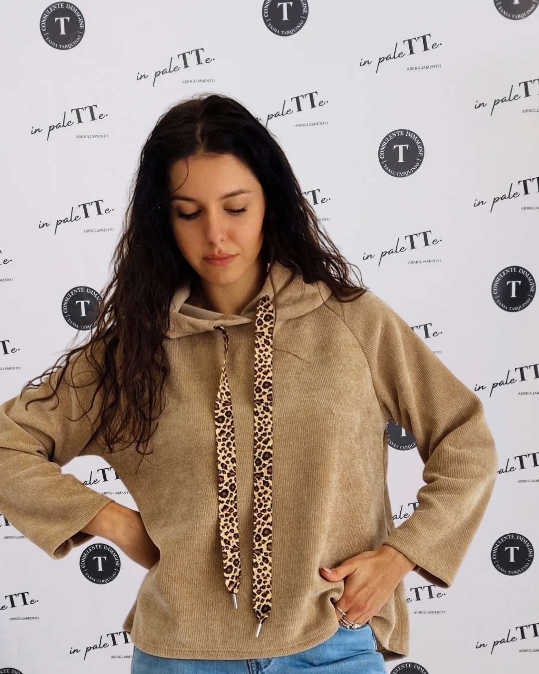 MAGLIA CON CAPPUCCIO & ANIMALIER in paleTTe. abbigliamento