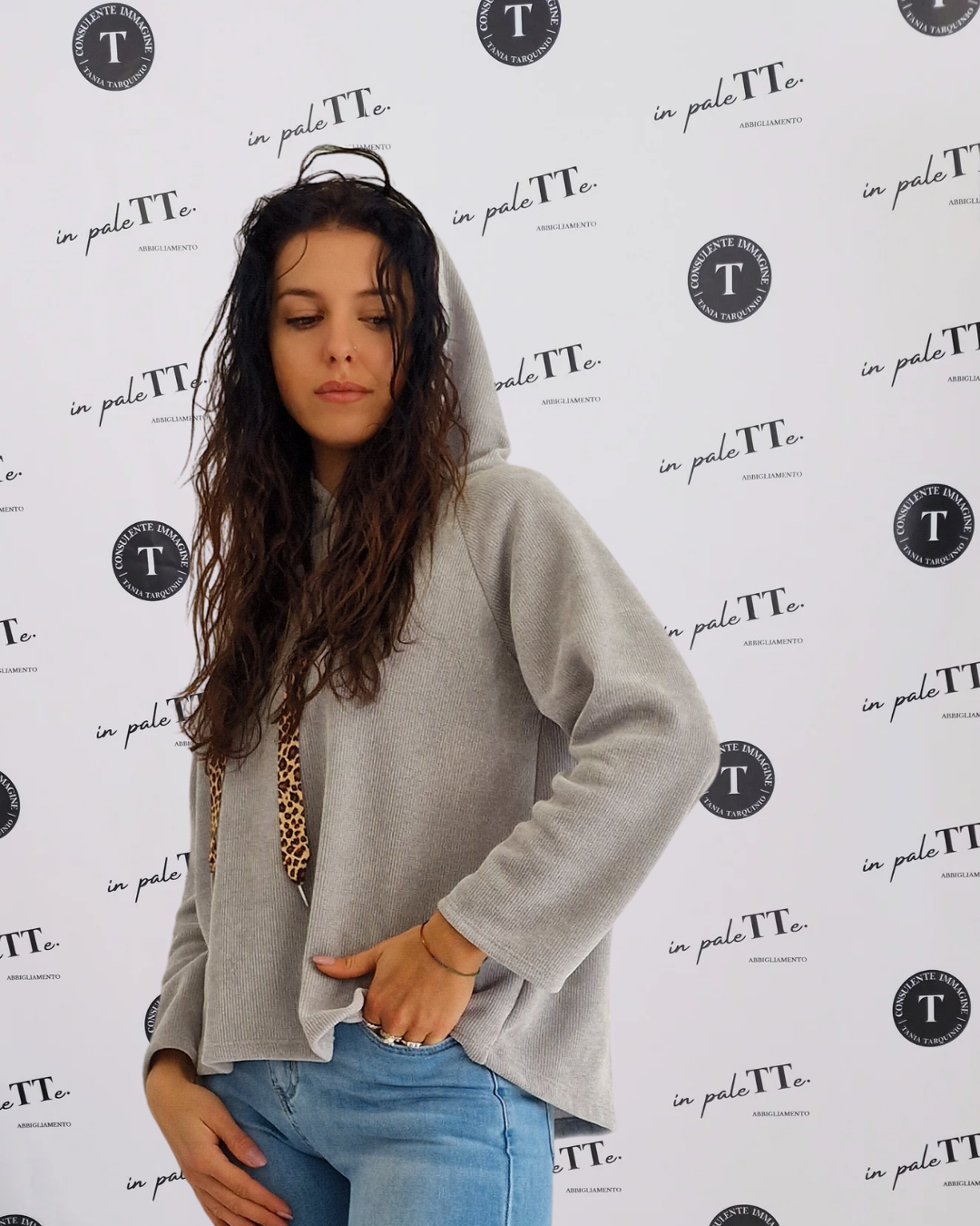 MAGLIA CON CAPPUCCIO & ANIMALIER in paleTTe. abbigliamento