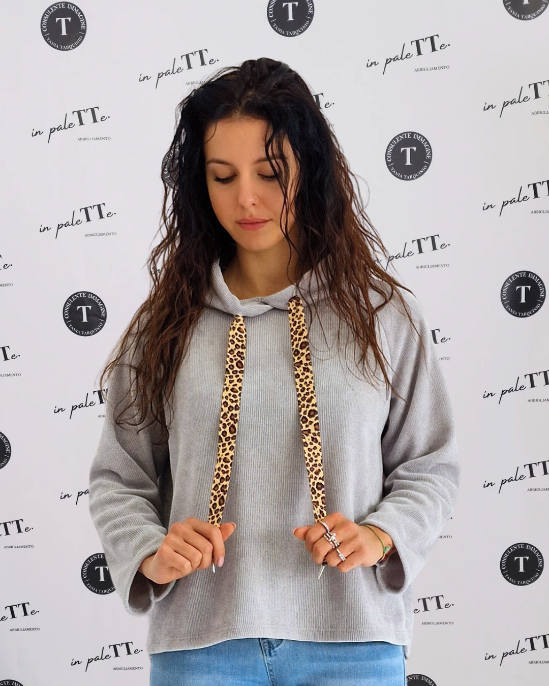 MAGLIA CON CAPPUCCIO & ANIMALIER in paleTTe. abbigliamento