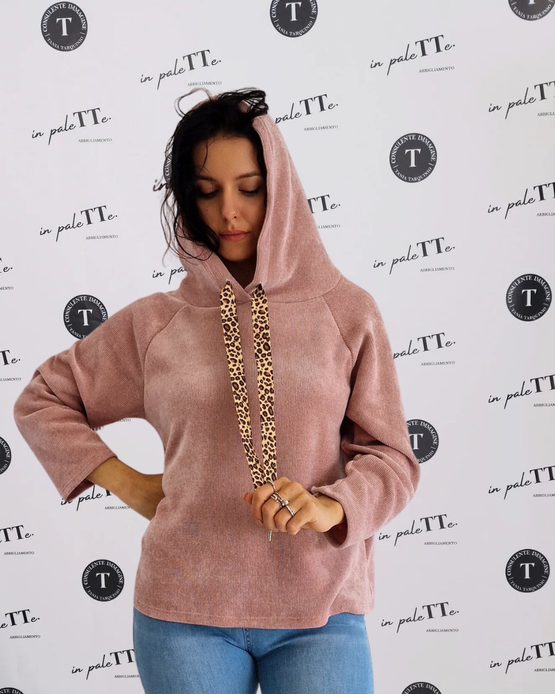 MAGLIA CON CAPPUCCIO & ANIMALIER in paleTTe. abbigliamento