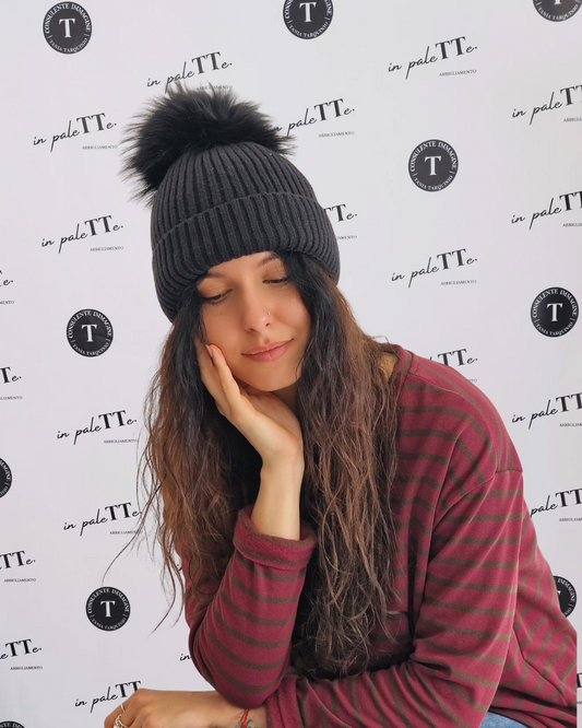 BERRETTO CON PON PON - NERO in paleTTe. abbigliamento
