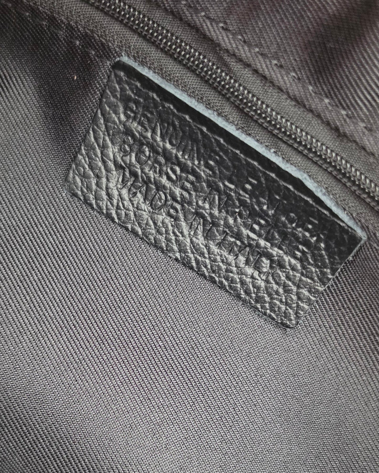 Borsa a Spalla in Vera Pelle Martellata Marrone | Elegante Shoulder Bag con Dettagli Oro in paleTTe. abbigliamento