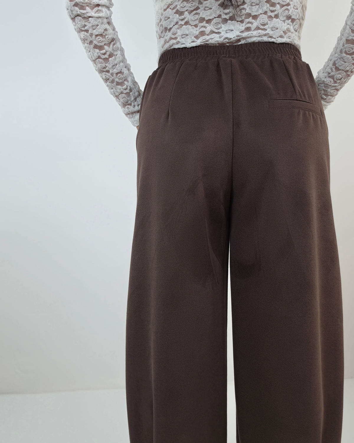 Pantaloni  Effetto Scamosciato con Elastico in Vita- marrone in paleTTe. abbigliamento