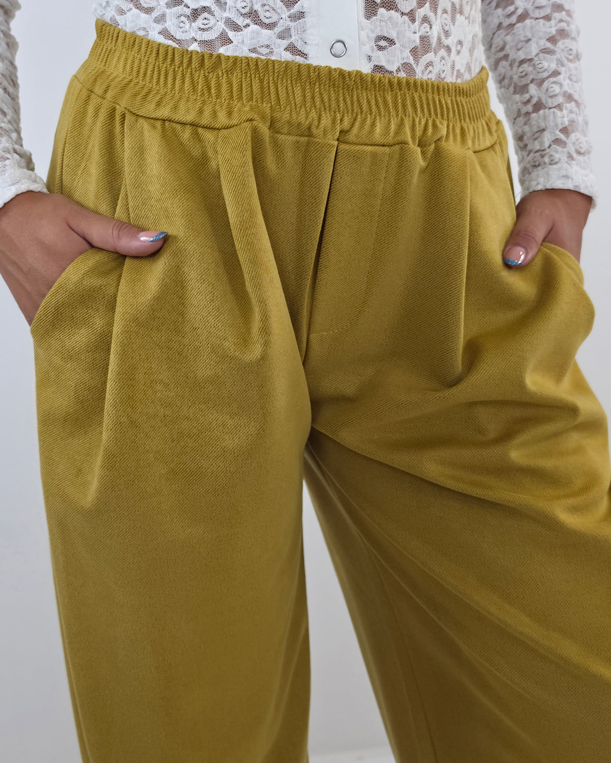 Pantaloni Effetto Scamosciato con Elastico in Vita- giallo senape in paleTTe. abbigliamento