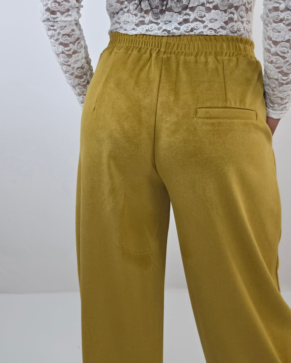 Pantaloni Effetto Scamosciato con Elastico in Vita- giallo senape in paleTTe. abbigliamento
