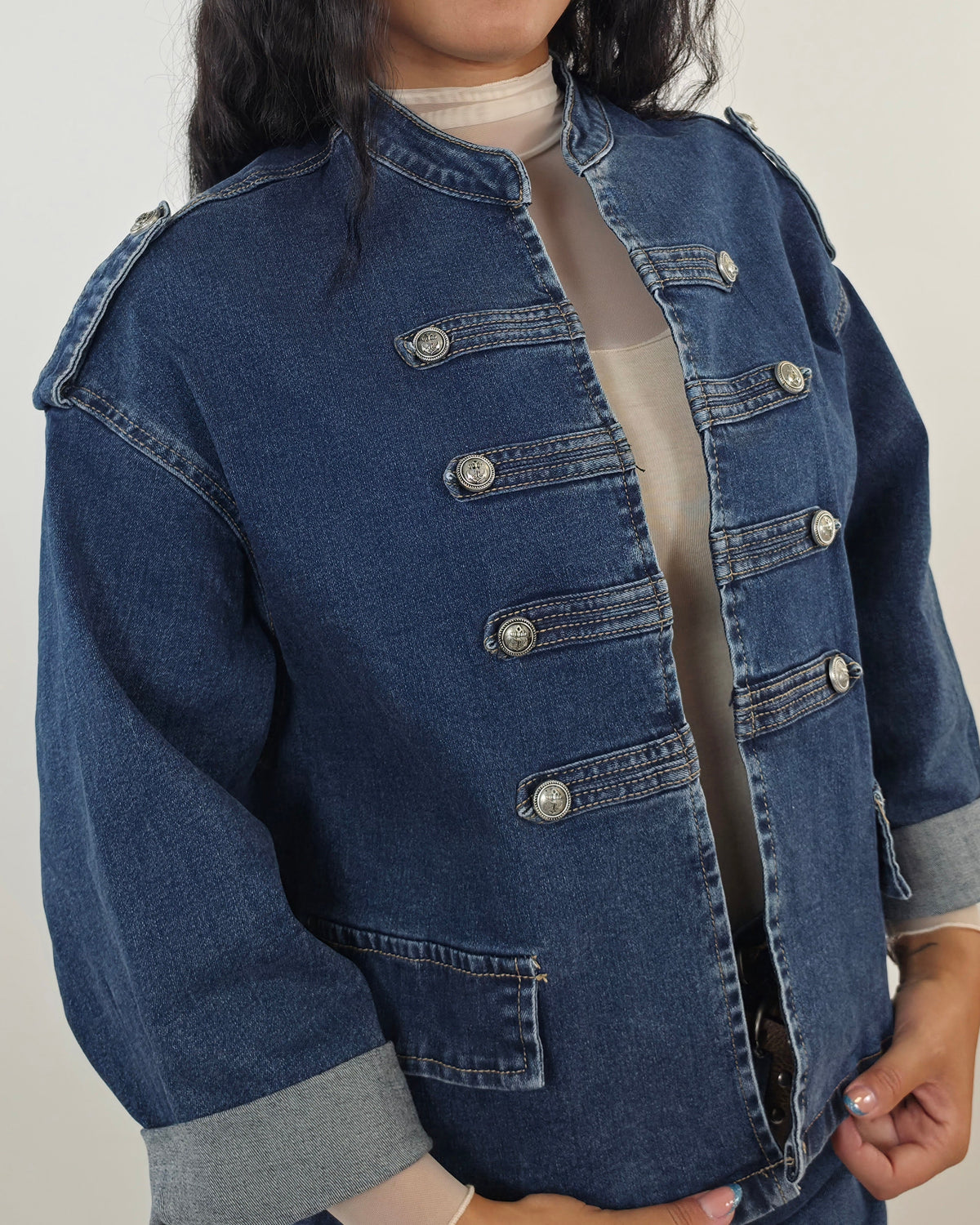 Giacca Corta in Jeans con Bottoni Gioiello e Collo Coreana – in paleTTe. abbigliamento
