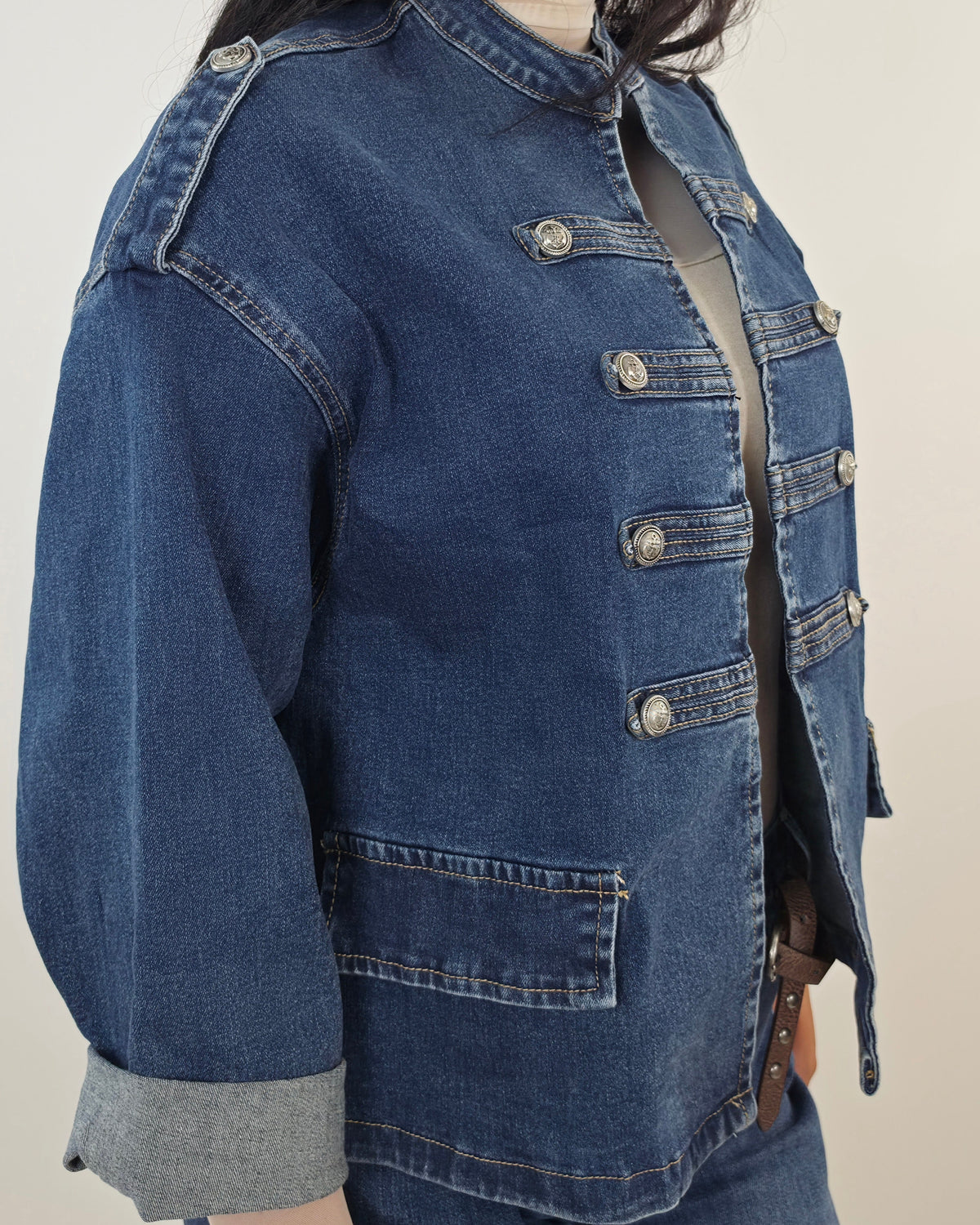 Giacca Corta in Jeans con Bottoni Gioiello e Collo Coreana – in paleTTe. abbigliamento