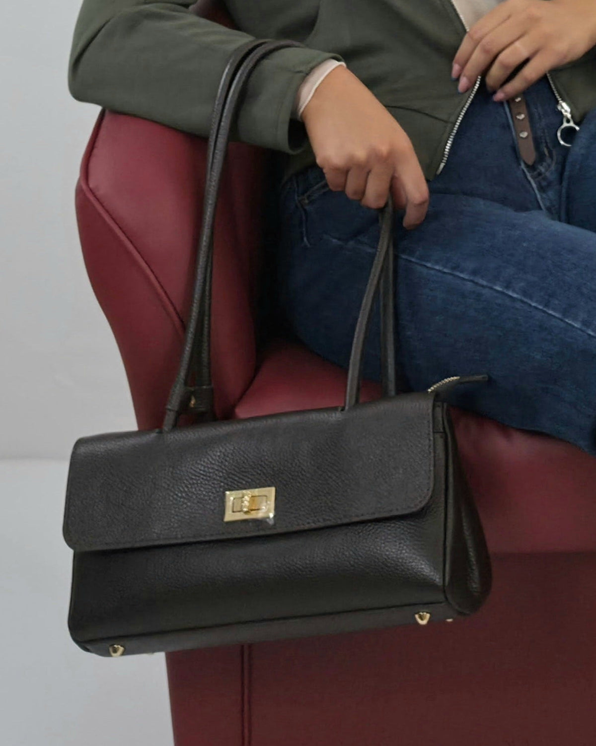 Borsa a Spalla in Vera Pelle Martellata Marrone | Elegante Shoulder Bag con Dettagli Oro in paleTTe. abbigliamento