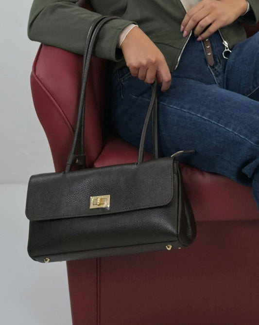 Borsa a Spalla in Vera Pelle Martellata Marrone | Elegante Shoulder Bag con Dettagli Oro in paleTTe. abbigliamento