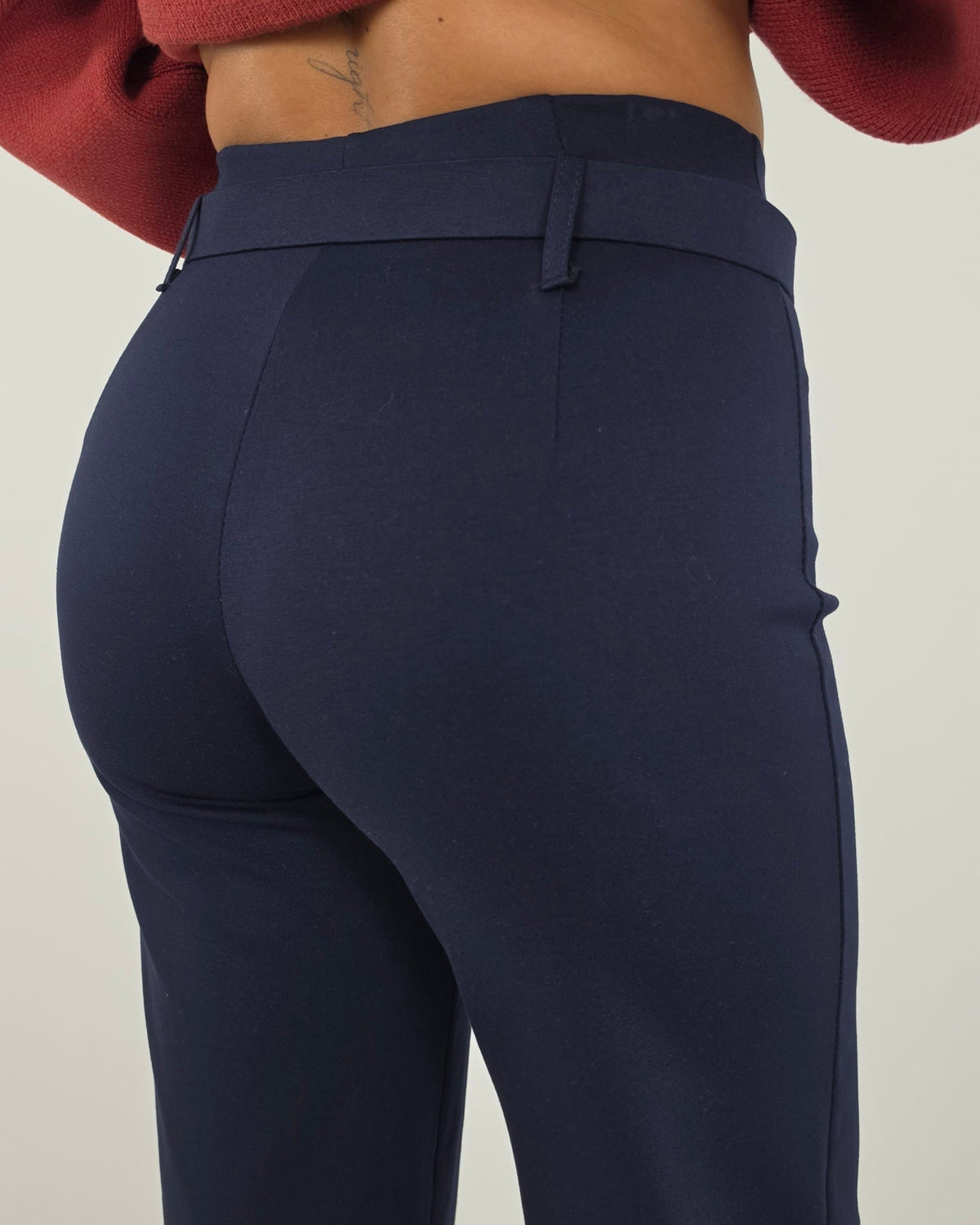 Pamtalone blu in paleTTe. abbigliamento