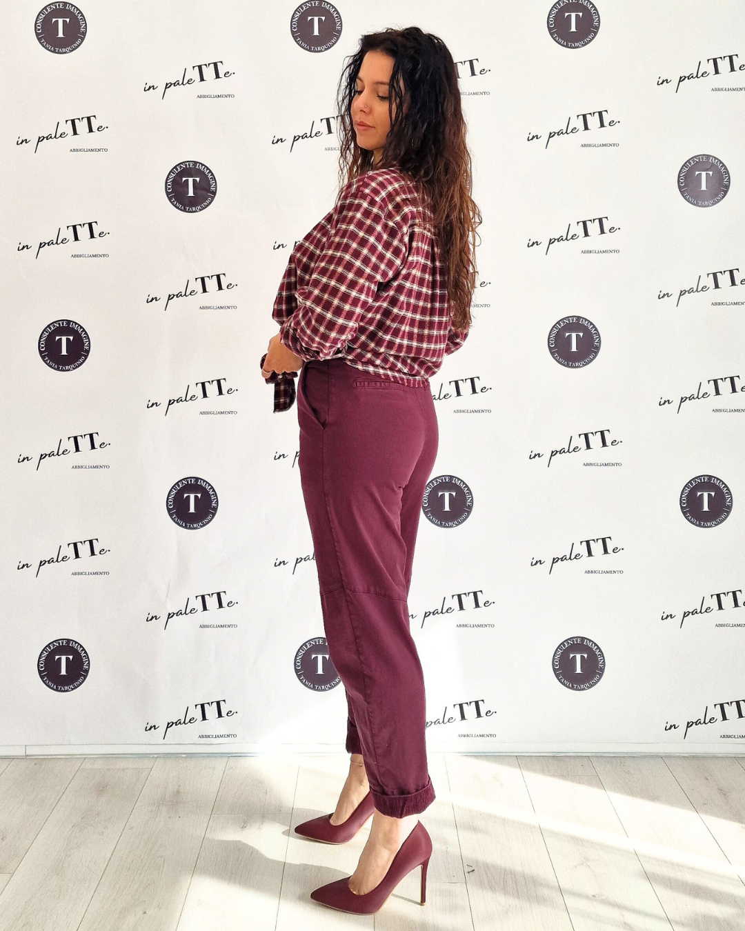 PANTALONE CON RISVOLTO IN VELLUTO in paleTTe. abbigliamento