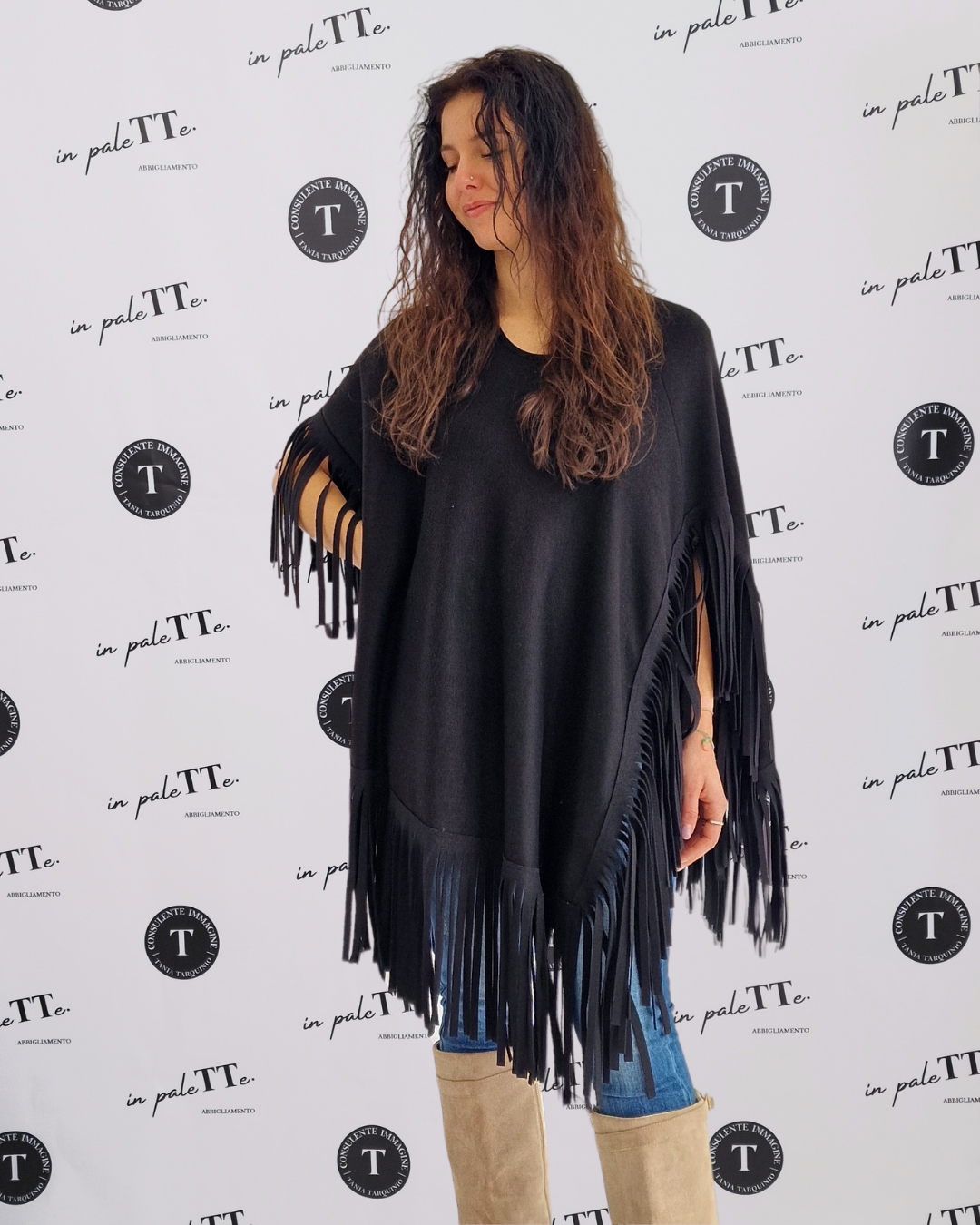 MANTELLA IN MAGLIA CON FRANGE - NERO in paleTTe. abbigliamento