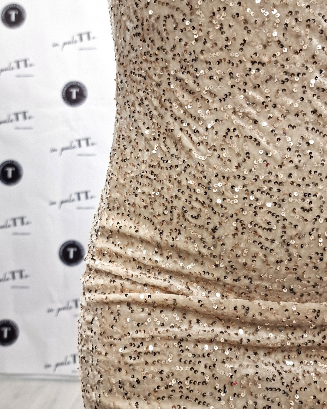 ABITO SMANICATO CON PAILLETTES - oro in paleTTe. abbigliamento