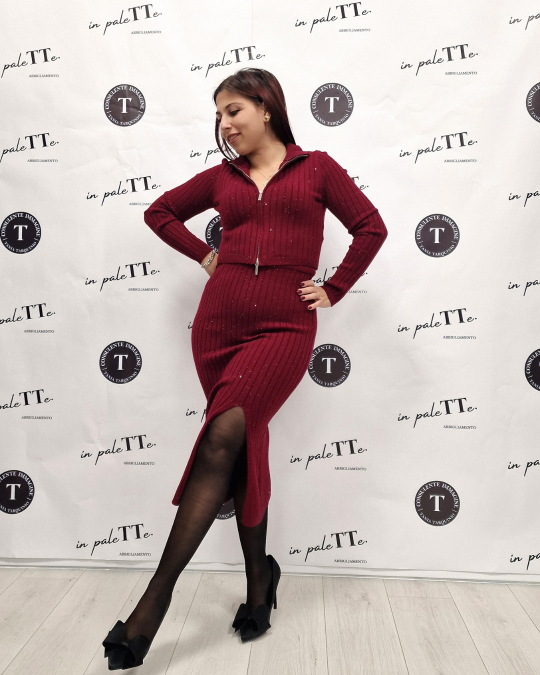 SET COMPLETO GONNA E FELPA CON BRILLANTINI in paleTTe. abbigliamento