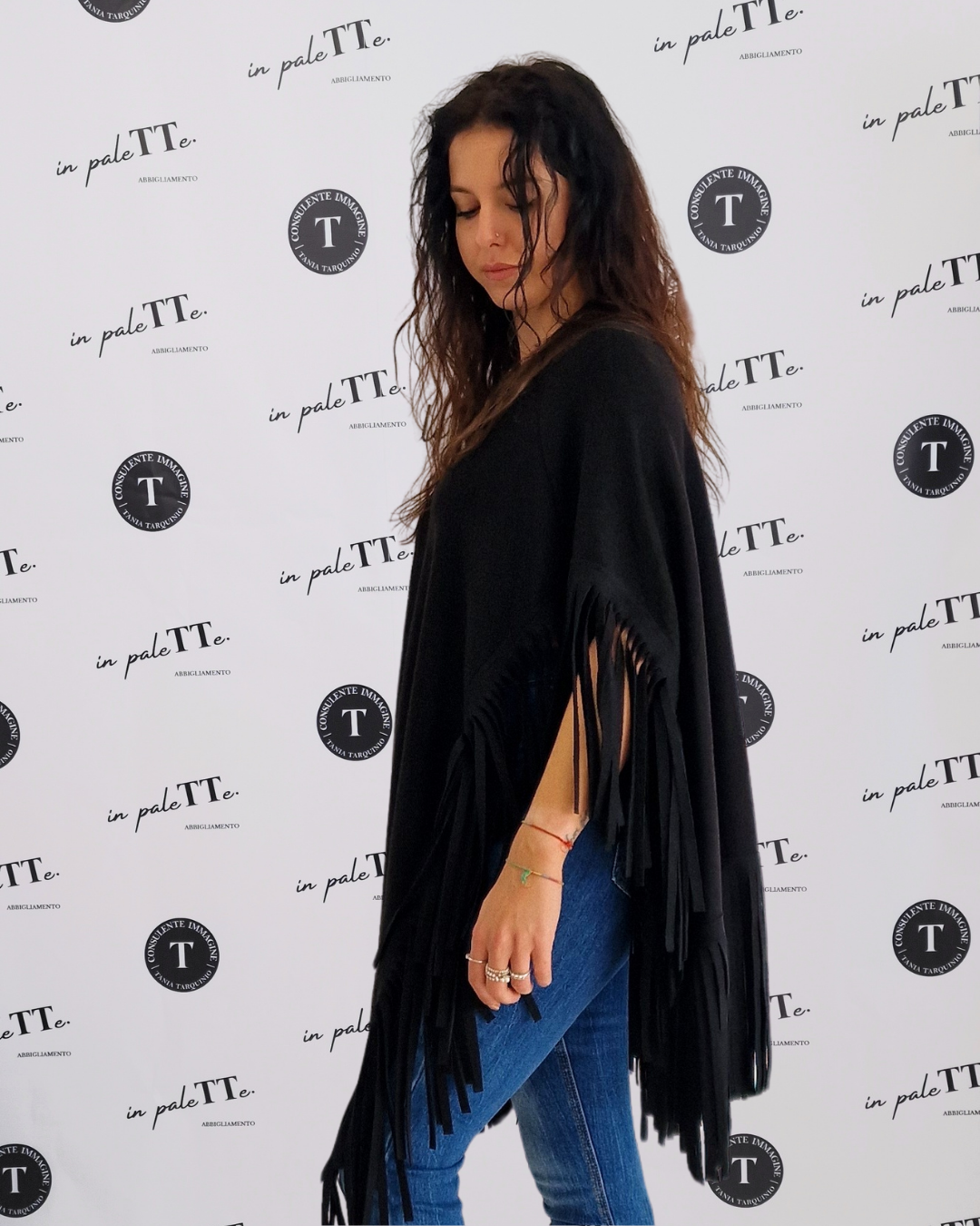 MANTELLA IN MAGLIA CON FRANGE - NERO in paleTTe. abbigliamento