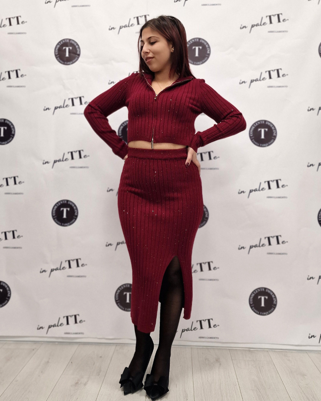 SET COMPLETO GONNA E FELPA CON BRILLANTINI in paleTTe. abbigliamento