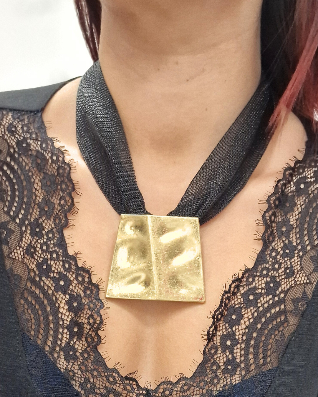 COLLANA CON CIONDOLO MARTELLATO in paleTTe. abbigliamento