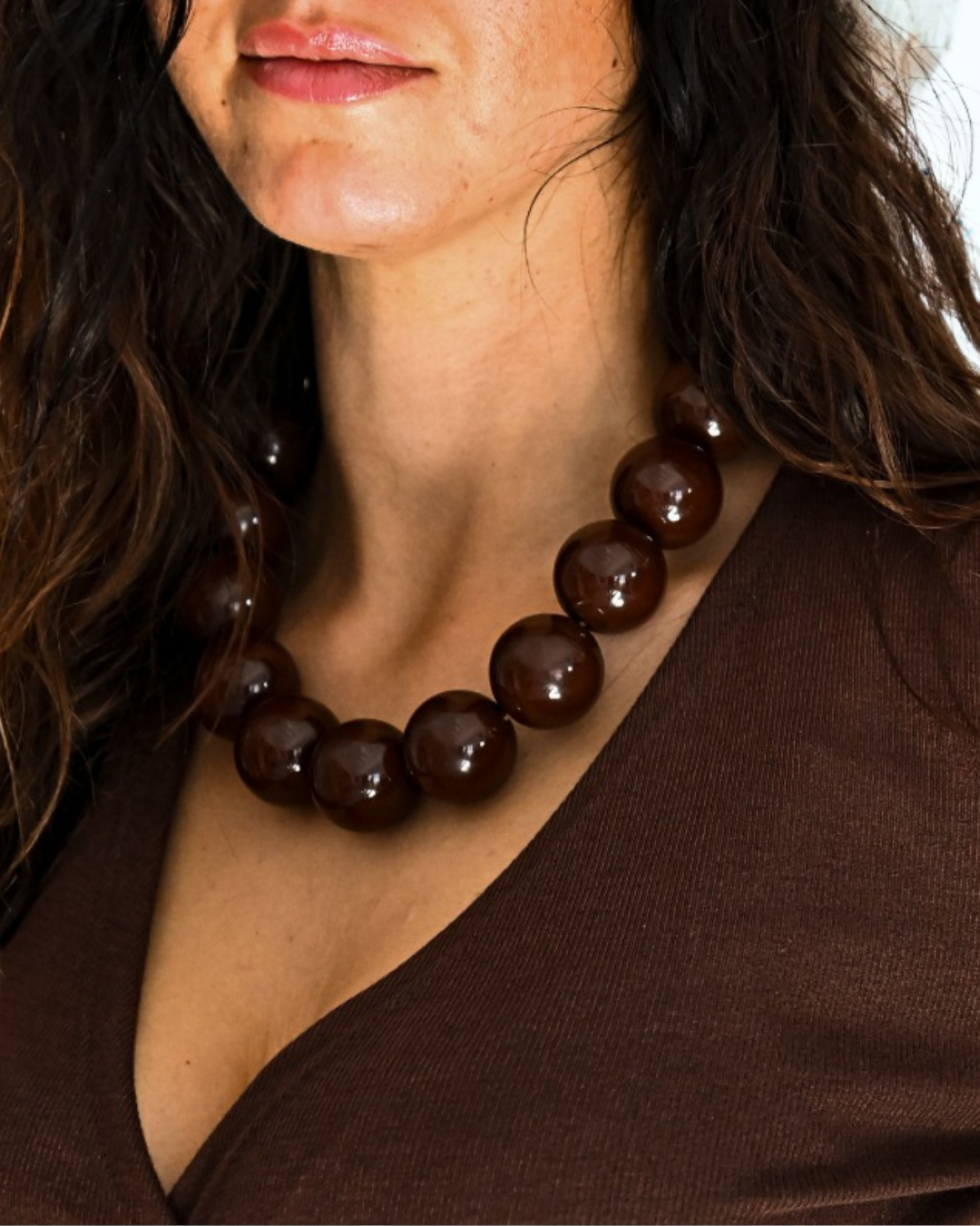 Collana perle marrone in paleTTe. abbigliamento