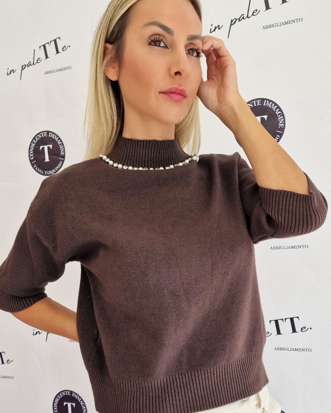 PULL MARRONE CON STRASS DECORATIVI in paleTTe. abbigliamento