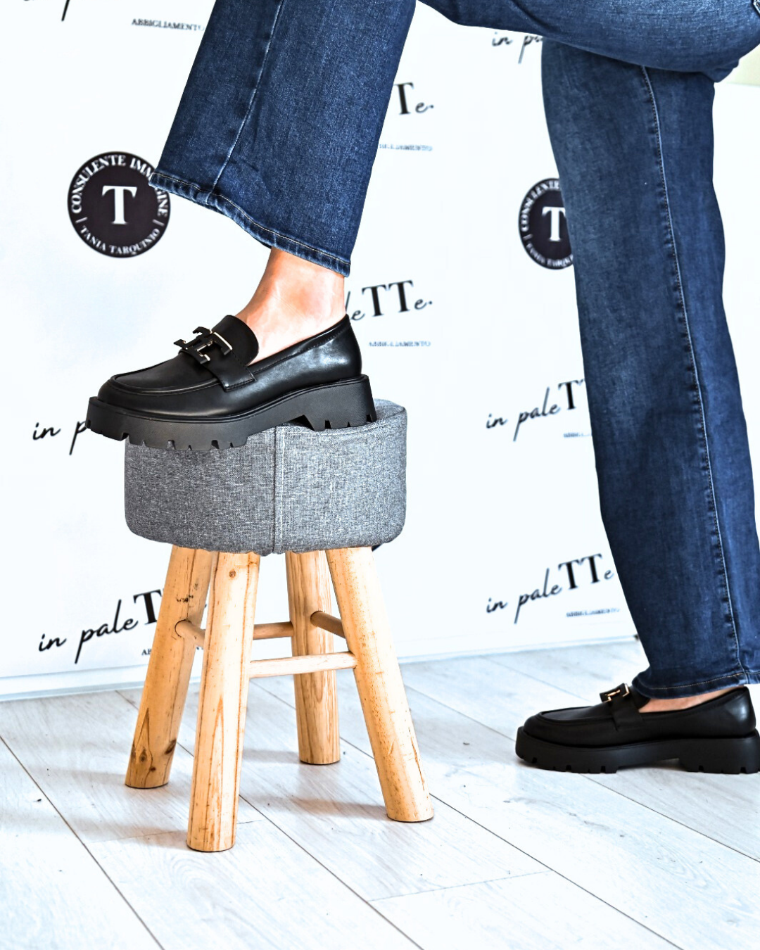 MOCASSINO NERO in paleTTe. abbigliamento