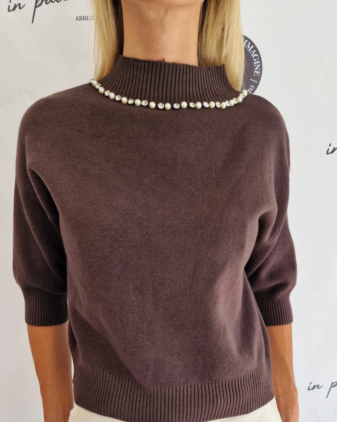 PULL MARRONE CON STRASS DECORATIVI in paleTTe. abbigliamento