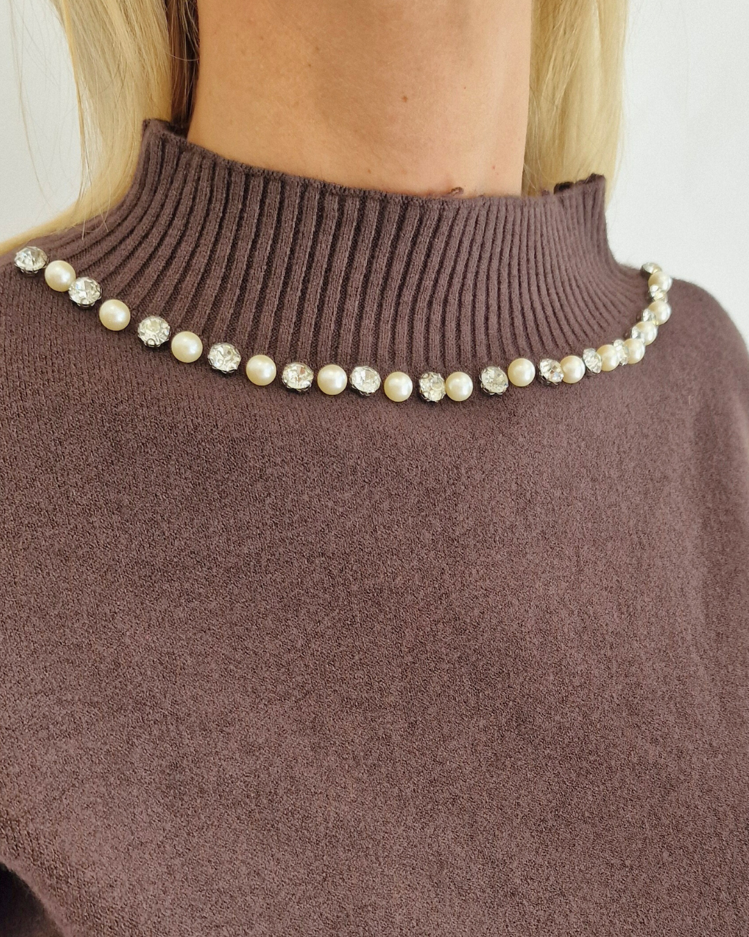 PULL MARRONE CON STRASS DECORATIVI in paleTTe. abbigliamento