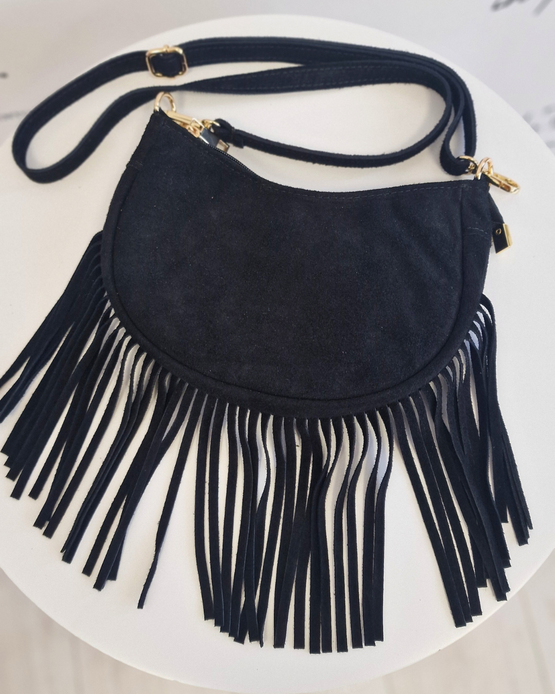 BORSA MEZZALUNA CON FRANGE - IN PELLE SCAMOSCIATA "nera" in paleTTe. abbigliamento