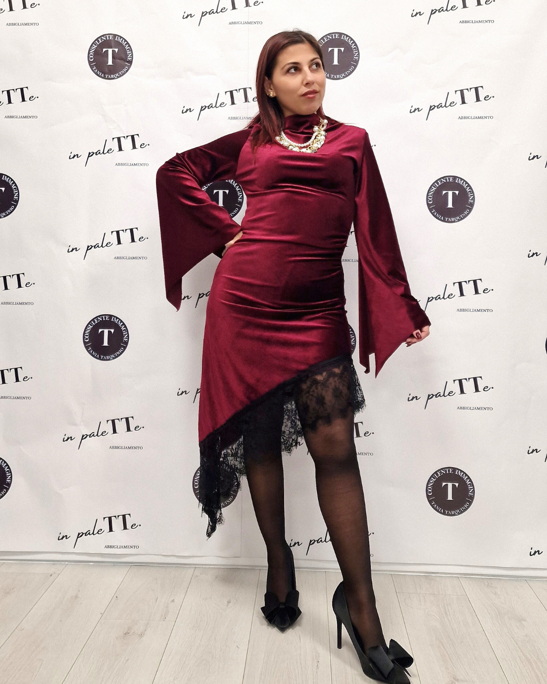 ABITO ASIMMETRICO IN VELLUTO CON PIZZO - bordeaux in paleTTe. abbigliamento