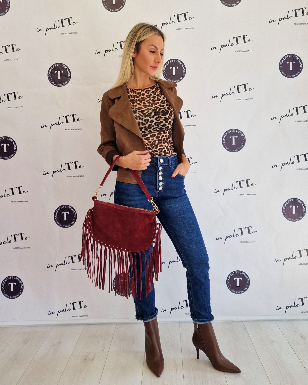 JEANS CON BOTTONI DECORATIVI in paleTTe. abbigliamento